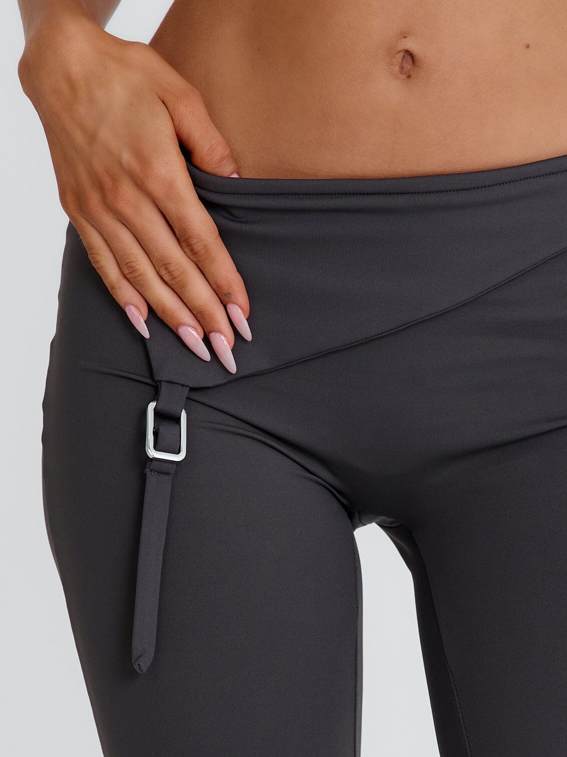 新品未使用☆ ロージーモンスターcaprina pants6/7まで☆☆ Juliett Capri Pants Dark Grey | Outcast USA